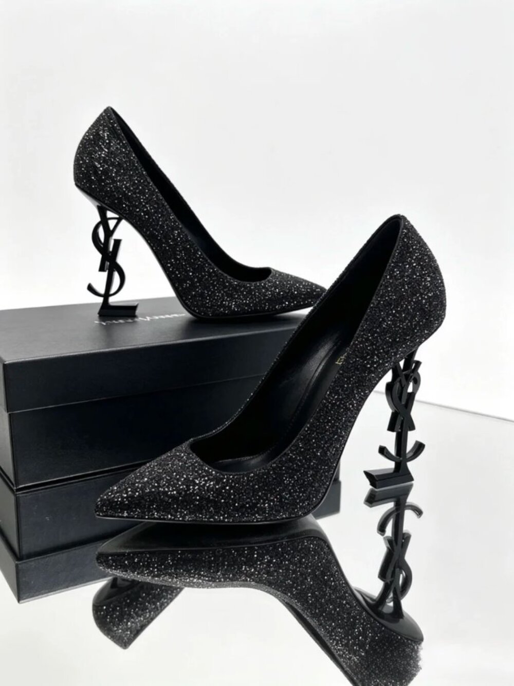 Classic Saint Laurent shoes: A Stylish and Versatile Choice for Elegance